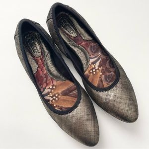 Born Halle gold textured ballet flats, size 9. *New in box*